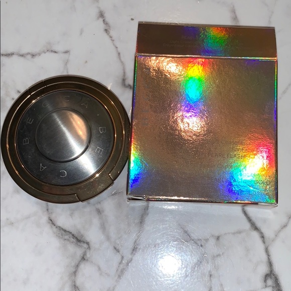 Becca Light Chaser Highlighter Pearl Flashes Gold - Picture 4 of 16